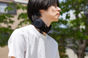 走行中、首元を気にする数秒。その"気にしている時間"を、ゼロにしたかった。