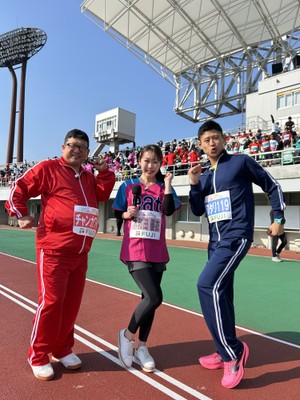 えひめ5時間チャリティーリレーマラソン特別ゲストのチャンカワイさん、ワタリ１１９さん、司会の木和田優衣アナウンサー