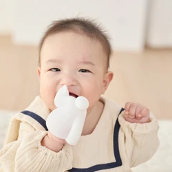 ベビーアイテムだからこそ「かわいい」ものを 赤ちゃんの使いやすさにもこだわったスティッチとベイマックスが、 赤ちゃんの小さな手にフィットする歯がためとなって登場