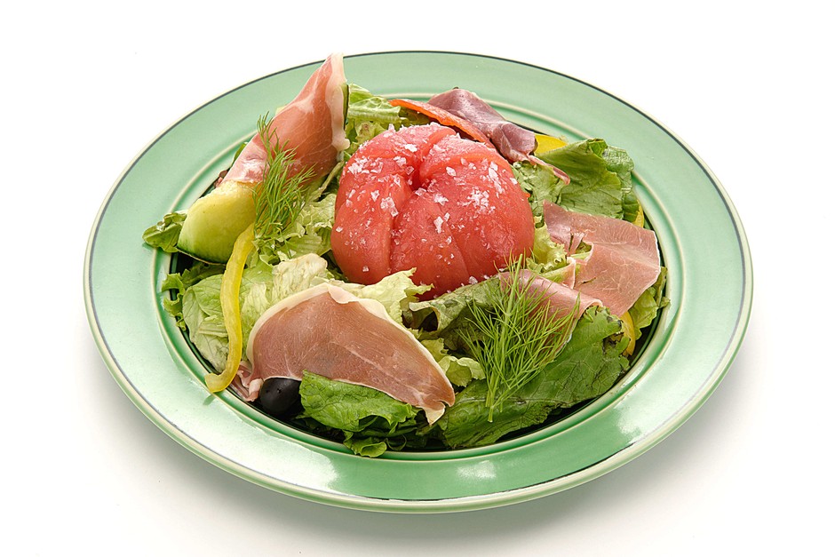 新館「PARK-side」3階 family cafe restaurant freely/生ハムとメロンの塩トマトサラダ