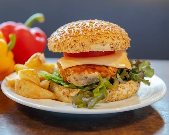 180グラムのハンバーグを挟んだジャンボバーガー。なんとチェーン店の約3倍サイズ!