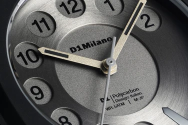 ダイヤルを回す、あの“電話”を腕時計に。
D1 Milano、「電信電話記念日」の10月23日（金）に
“電話”をモチーフにした新作「RING RING」を発売。