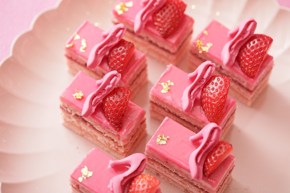 ▲苺とラズベリーが香るハイヒールモチーフのチョコレートが可愛いピンクフレーズオペラ～ハイヒール～