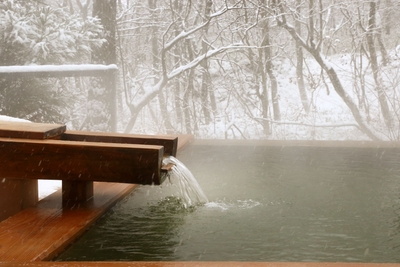 秋は紅葉、冬は雪見を楽しめるのも自然環境に調和する露天風呂ならでは