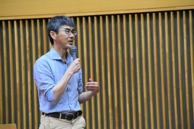 天野教授と同じく赤﨑研究室門下生の本学理工学部の竹内哲也教授も質問