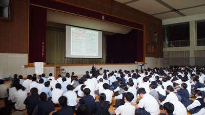 近大附属和歌山高校・中学校が人権教育講演会を実施　全校生徒が「外国人の人権」を学び、共生社会の実現をめざす