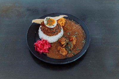 チキンカレーと郡上味噌キーマカレーのあいがけカレー