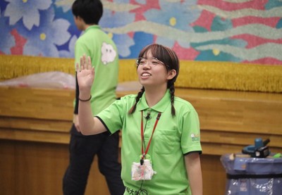 サイエンスショー（空気の力）を解説する登澤さん