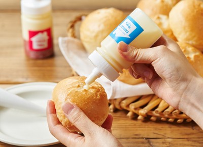 焼いたパンにソースを注ぎます
