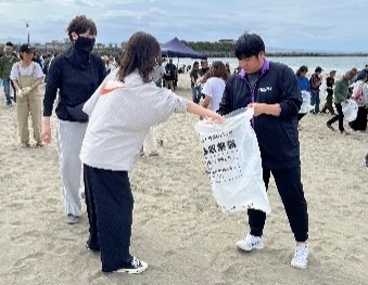 ビーチ清掃活動の様子