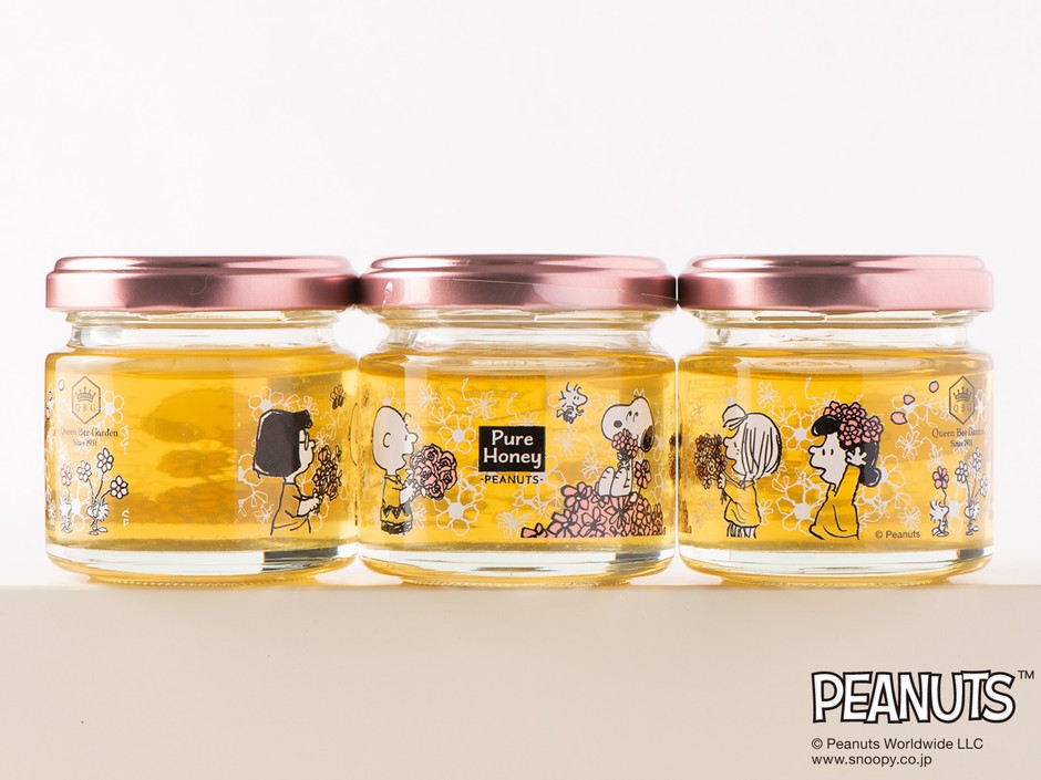 PEANUTSの仲間たちがぐるっと一周デザインされていて、どこから見ても楽しい!