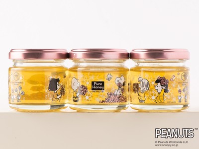 PEANUTSの仲間たちがぐるっと一周デザインされていて、どこから見ても楽しい!