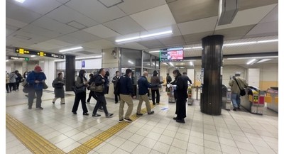 令和7年(2025年)11月に実施した長田駅乗降者への意識調査の様子