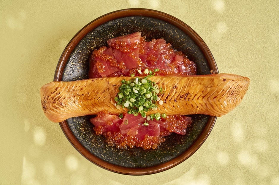 サーモン一本背負い投げ　まぐろ落とし丼