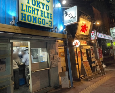 うどん屋さんの右側階段から二階へ