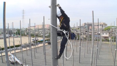 住宅街に電柱だらけの謎とは?
