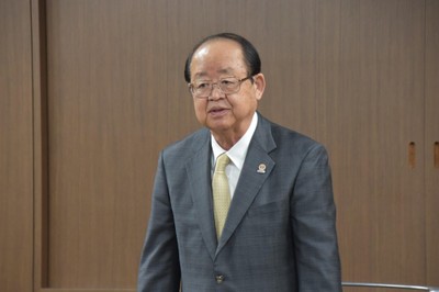 あいさつする立花理事長