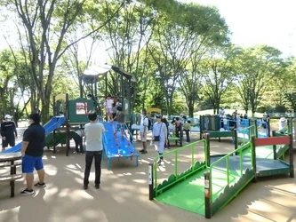 府中の森公園に、誰もが遊べる遊具広場がオープン！  誰もが遊べる遊具広場の、オープンプログラムを実施します