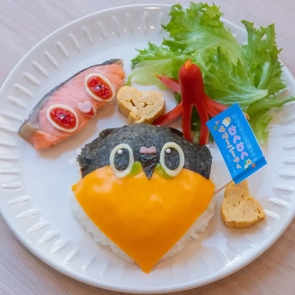 まずは、ずぐまるおにぎりをそのままパクッ♪ かわいい姿を眺めながら、ゆっくりお楽しめるプレート。