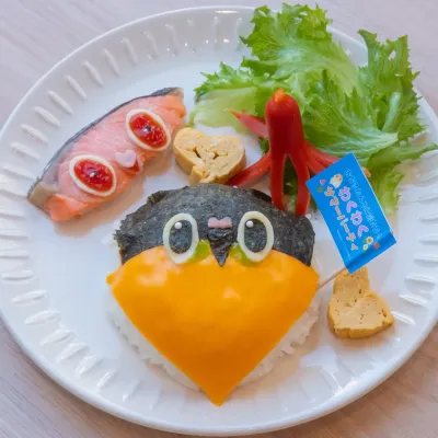 まずは、ずぐまるおにぎりをそのままパクッ♪ かわいい姿を眺めながら、ゆっくりお楽しめるプレート。