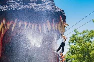 いよいよ始まる！夏季限定！ニジゲンノモリ「ゴジラ迎撃作戦」
びしょ濡れ爽快ジップライン『スプラッシュゴジラ2026』
7月10日（金）～9月30日（水）まで開催