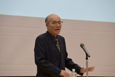 あいさつする校友会の森会長