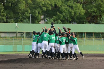 ２部優勝が決まりマウンドに駆け寄る理大の選手たち