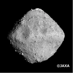 リュウグウの砂の３次元分析を行い、 サンプル中の鉱物結晶に閉じ込められた液体の水を発見