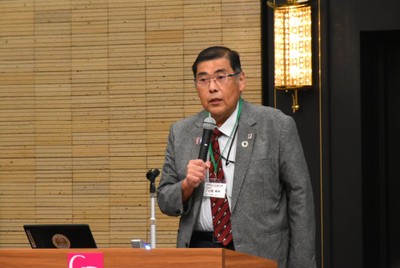 挨拶する小原章裕理事長