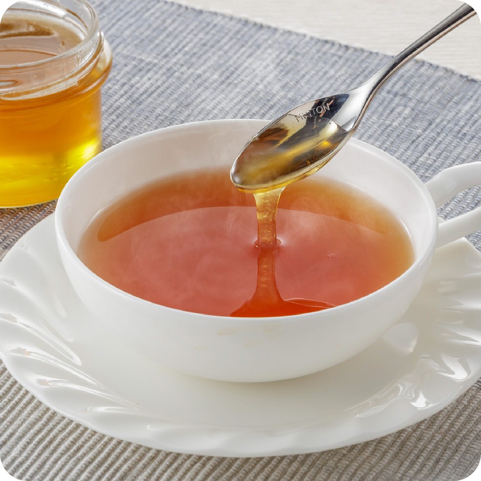 紅茶にぴったりのレモン蜜をかけて