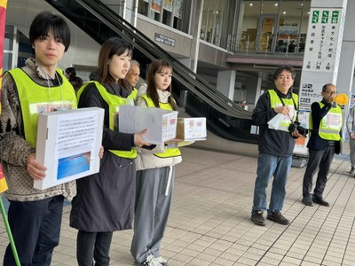 募金を呼び掛ける学生たち