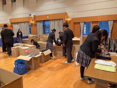 2025年11月13日(木)に実施した服の梱包・発送作業の様子