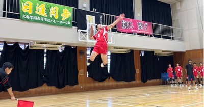 サーブを打つ下桝登二朗選手