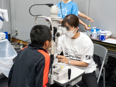 スリットランプ SL-D701を用いた眼健診の様子