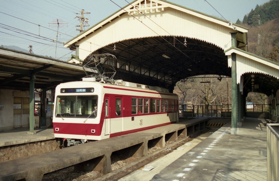 八瀬遊園(現:八瀬比叡山口)駅に停車するデビュー間もない頃の721号車