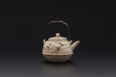 (2)信楽焼「山水土瓶」19C-20 C　個人蔵