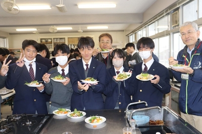 1年生も一緒に「いただきます！」