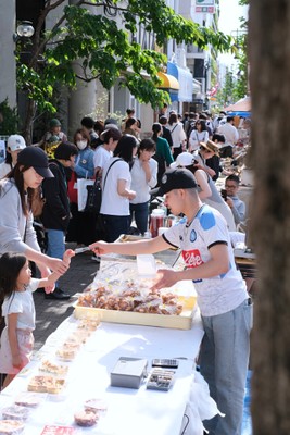 昔ながらの対面販売を体験する子供