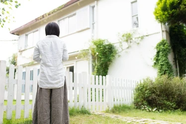 隣家の落ち葉はどこまで我慢すべき？受忍限度・法律・正しい対処法を徹底解説