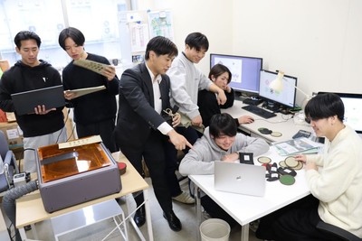 イグサを使った新商品作りに取り組む学生たち