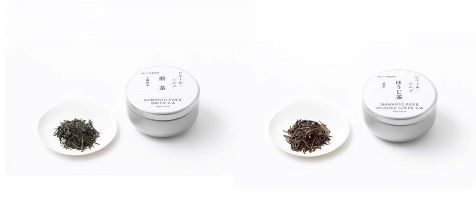 「四万十川源流茶 煎茶」(1,404円、左) 「四万十川源流茶 ほうじ茶」(1,404円、右) 清らかな水と澄んだ空気に包まれた、標高600mの四万十川源流の茶畑で育まれたお茶。ほどよい寒暖差や、霧の発生による天然ヴェールのおかげで日光を適度に遮断し、茶の旨味成分が多いまろやかな味わいに仕上がりました。