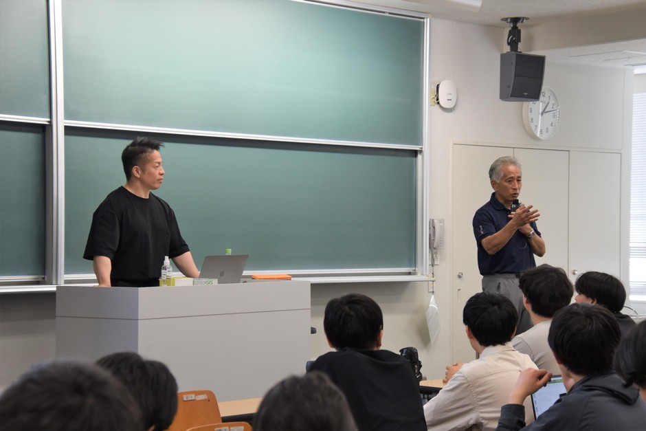 岡田教授を紹介する梅田教授