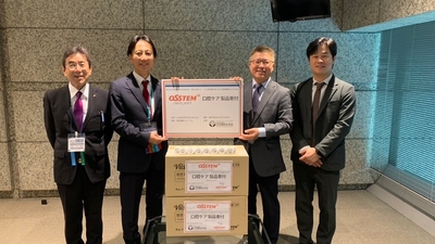 6月8日(日)東京国際フォーラムにて行われた「オステムジャパン・口腔ケア製品寄贈式」の様子。左から日本顎咬合学会の大島雅之事務局長、貞光謙一郎理事長と株式会社OSSTEM JAPANの朴正守 代表取締役、李徳遠 関東営業総括本部長が記念撮影を行いました。