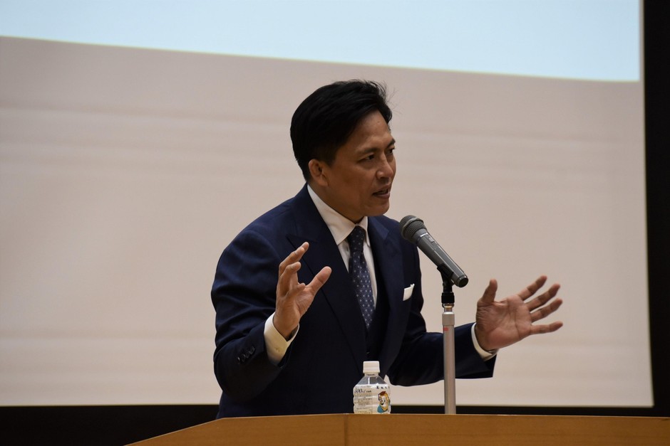 講演する野村特任教授