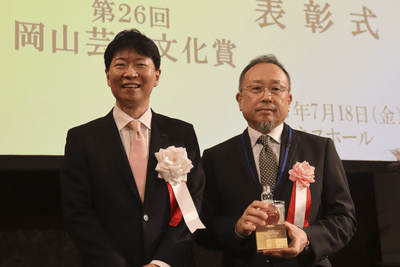伊原木知事と記念写真に納まる迫田さん（右）