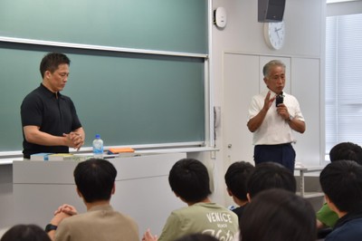 野村特任教授を紹介する梅田教授