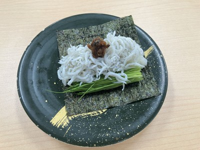 夜明けのしらす × 京丸姫葱のパリパリ巻き ～丹羽黒豆味噌のせ～