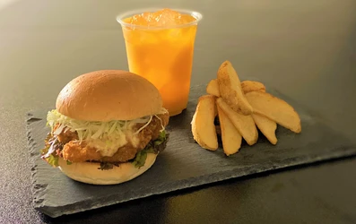 夏でもふぐ！玄品「ふぐの【女王】バーガー」が新登場　 ふぐの“王様”に対抗し、7月18日(日)からフェア開催！