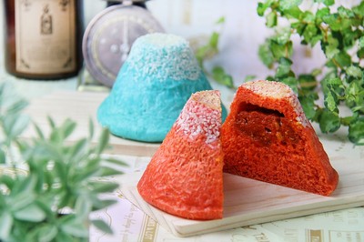 左：青い富士山カレーパン/右：赤い富士山カレーパン