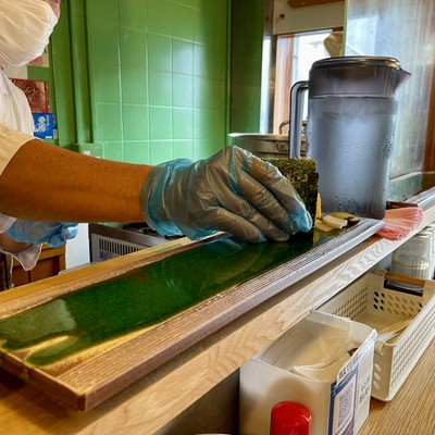 カウンター鮨スタイルで提供します